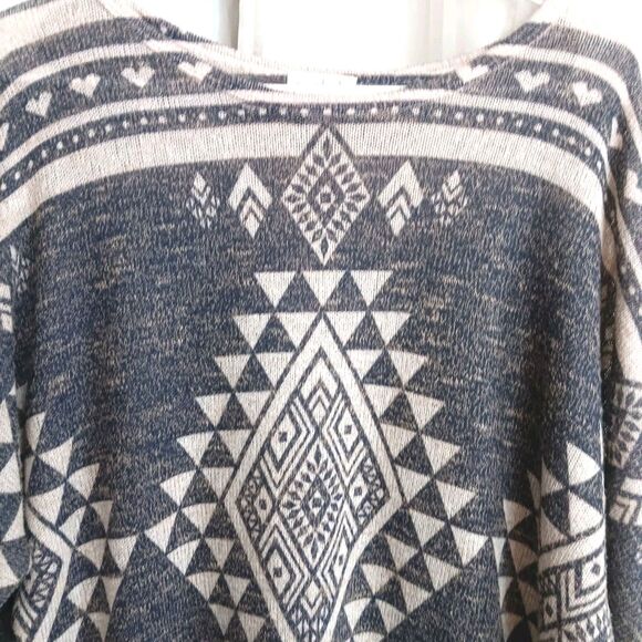 Charming Charlie Made In The USA Geometric Aztec Design Sz M Top Blueish Gray - Picture 3 of 12